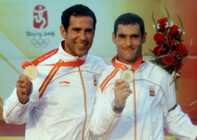 Los españoles Fernando Echavarri (I) y Anton Paz celebran la medalla de oro en la clase Tornado de los Juegos Olímpicos de Pekín-2008, el 21 de agosto en Qingdao