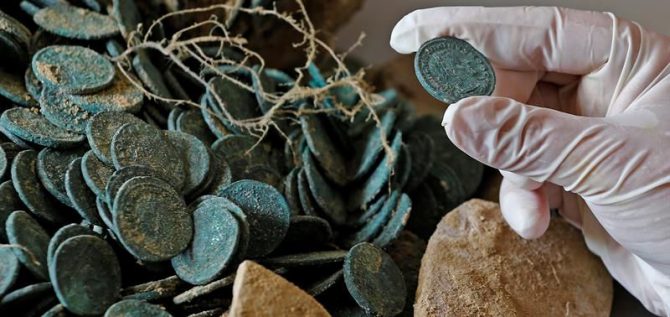 Monedas encontradas en las diecinueve ánforas romanas descubiertas en la localidad sevillana de Tomares (Sevilla).