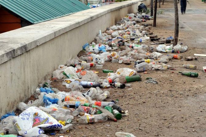 Toneladas de residuos en la playa de Moreras tras el botellón del primer día de las fiestas de Valladolid.