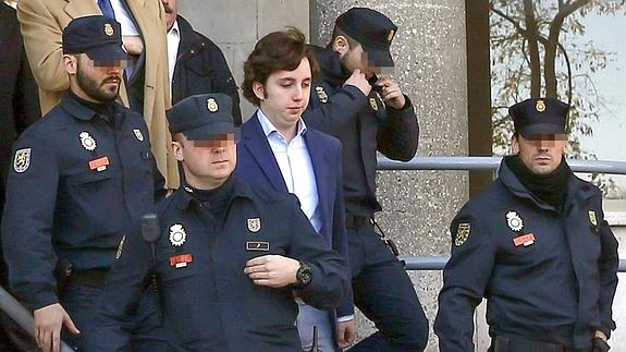 El 'pequeño Nicolás', a la salida de los juzgados. 