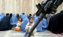 Dos niñas afganas rodeadas de mujeres con burka.