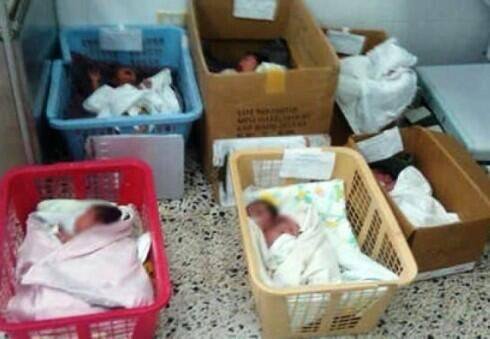Ninos venezolanos recién nacidos hacinados en cestas de plástico y cajas de cartón.