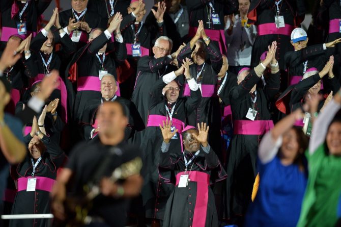 Obispos bailando en la JMJ celebrada en Brasil. 
