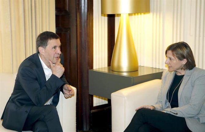 Otegui y la presidenta de la Cámara catalana, Carme Forcadell.