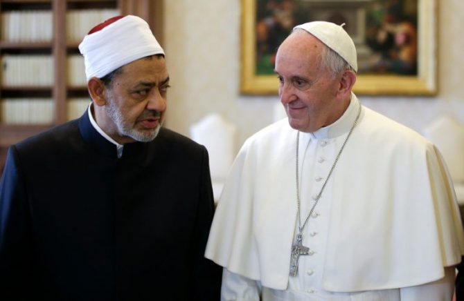 Francisco (dcha) habla con el gran imán egipcio Ahmed Mohamed Al-Tayeb, de la mezquita Al Azhar de El Cairo, durante la audiencia privada que mantuvieron ayer en el Vaticano.