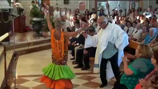 Pepe, un cura que ameniza las misas bailando sevillanas
