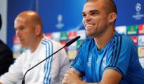El central del Real Madrid Pepe, acompañado del entrenador, Zinedine Zidane, durante la rueda de prensa de hoy.