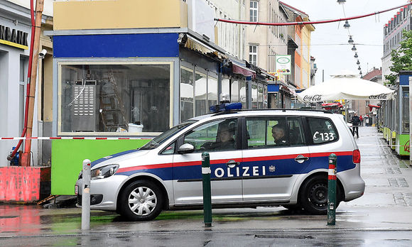 Un coche policial junto al mercado de Viena donde una de sus empleadas fue brutalmente asesinada.