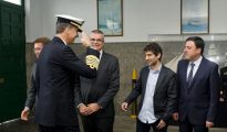 El Rey saluda al alcalde de Ferrol, que va sin corbata, con la camisa fuera y sin afeitar, en su visita a las Escuelas de la Armada. ¿Alguien se imagina semejante imagen ante la Reina de Inglaterra?