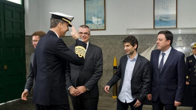 El Rey saluda al alcalde de Ferrol, que va sin corbata, con la camisa fuera y sin afeitar, en su visita a las Escuelas de la Armada. ¿Alguien se imagina semejante imagen ante la Reina de Inglaterra?