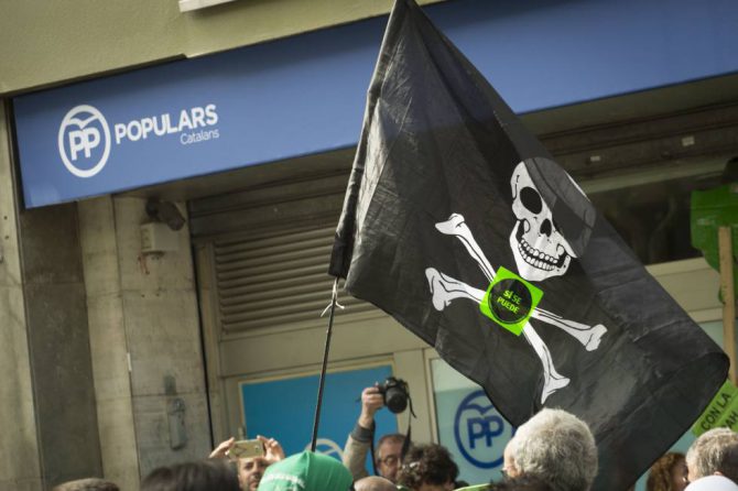 Una bandera pirata frente a la sede del PP en Barcelona.
