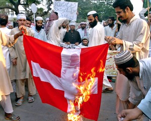 Musulmanes queman una bandera danesa.