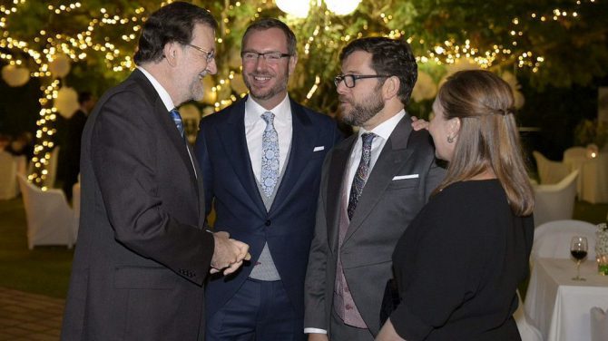 Rajoy junto a Javier Maroto y su" marido" Josema Rodríguez en el banquete de boda.