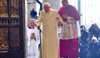 El papa emérito Benedicto XVI (i) cruza la Puerta Santa con la ayuda del cardenal alemán Georg Gaenswein durante la inauguración del Jubileo Extraordinario de la Misericordia, en el Vaticano, el 8 de diciembre de 2015.