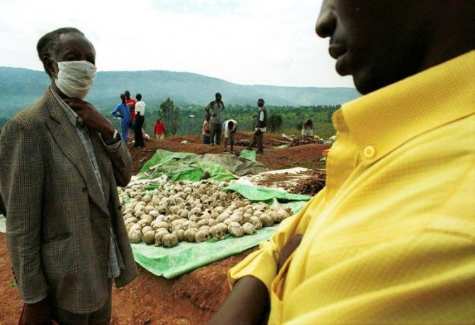 Trabajadores extrayendo de la tierra los restos de una fosa común en Nyamirambo, cerca de Kigali, el 7 de abril de 2000. En el lugar habían sido enterradas al menos 32.000 personas que seis años después de la masacre en Ruanda iban a ser enterradas