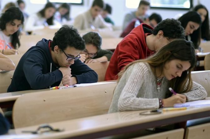 Estudiantes de bachillerato de Castilla y León durante las pruebas de selectividad en Valladolid. 