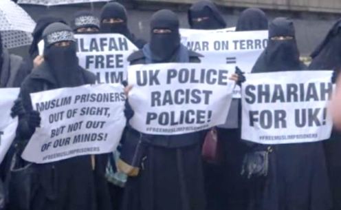 Musulmanas en londres con carteles a favor de la sharia.