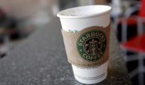 Según la cadena de televisión CNN, el texto denuncia que Starbucks anuncia sus bebidas frías informando de las onzas líquidas que estas contienen, pero que luego esa cifra solo se alcanza si se tiene en cuenta el hielo.