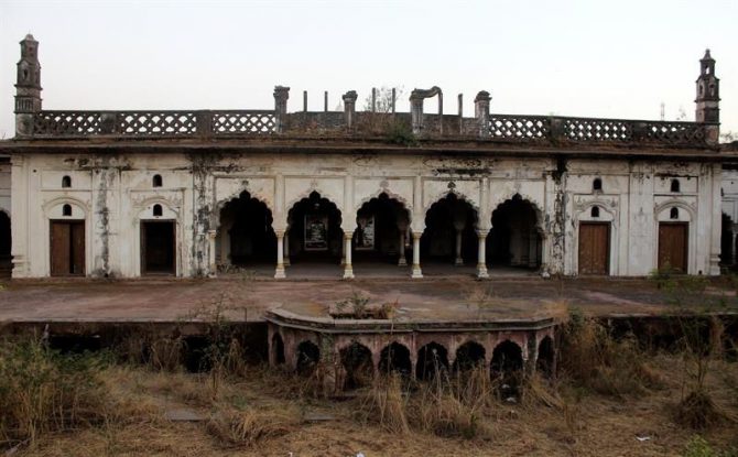 Fotografía del palacio Taj Mahal de Bhopal (India). El otro Taj Mahal de la India espera desde hace años a que alguien lo rescate del olvido en la ciudad de Bhopal, donde este palacio antes esplendoroso está cerrado al turismo mientras espera un plan que lo salve de la ruina convirtiéndolo en un hotel de lujo.