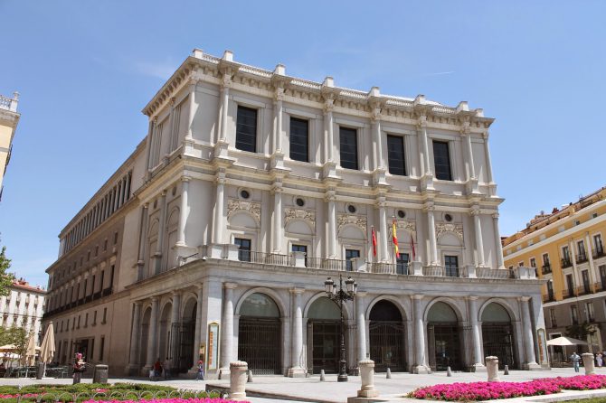 La fachada del Teatro Real de la Plaza de Oriente de Madrid. 