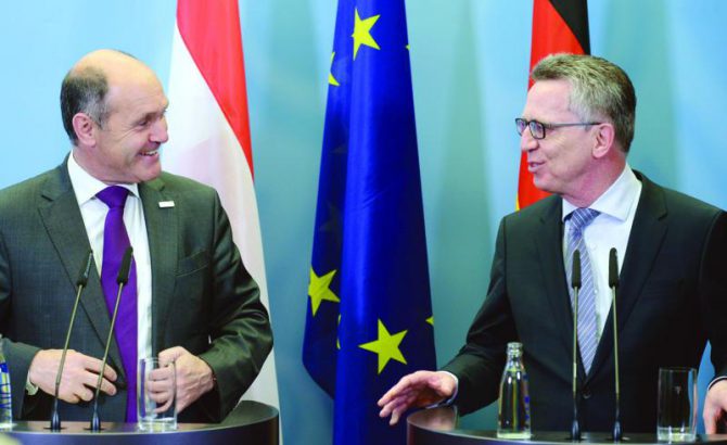El ministro del Interior alemán Thomas de Maizière (D), y su homólogo austríaco Wolfgang Sobotka