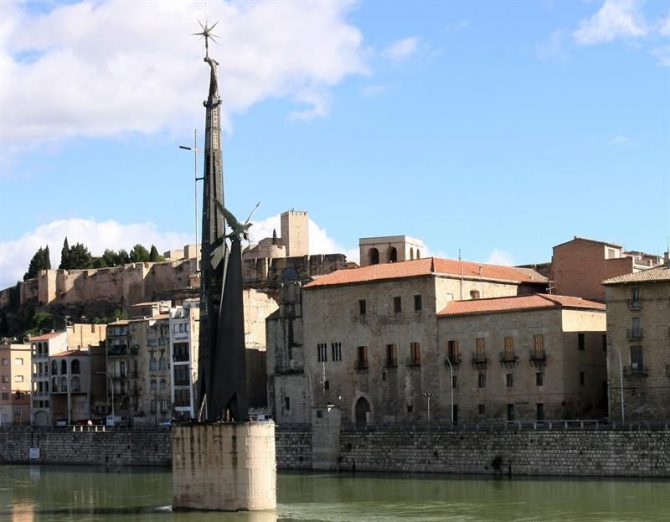 La consulta ciudadana celebrada hoy en Tortosa se ha saldado con una clara a favor de mantener el monumento franquista ubicado en el Ebro a su paso por la ciudad, con el 68,36% de los votos (5.755) mientras que los partidarios de retirar el monumento para "musealizarlo para promover la memoria histórica y la paz" ha quedado con un 31,25% (2.631 votos).