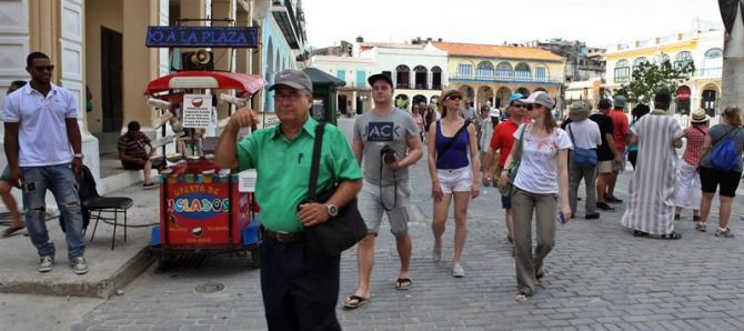 Turistas caminan por una calle de La Habana.