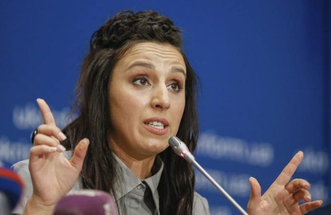 La cantante ucraniana Jamala contesta las preguntas de los periodistas durante una rueda de prensa en Kiev, Ucrania, hoy, 17 de mayo de 2016.