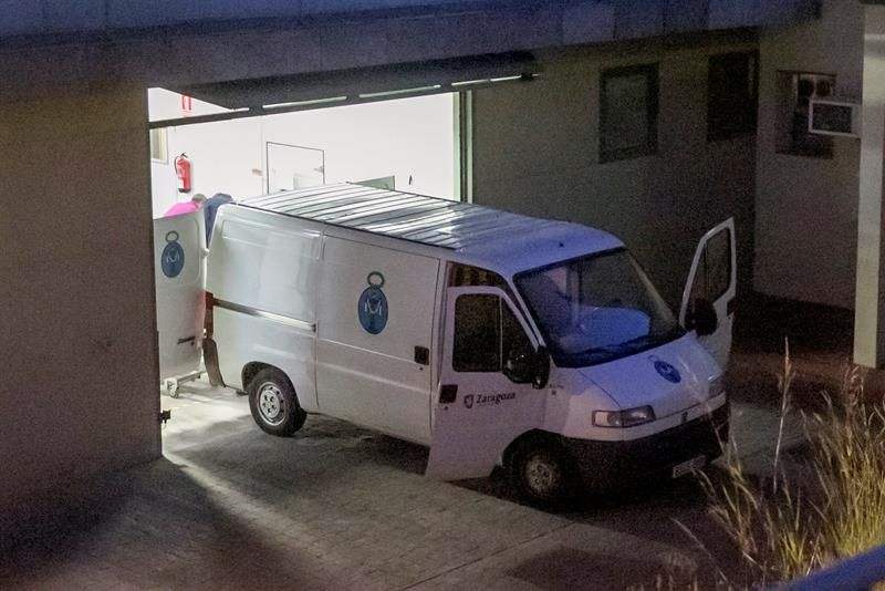 Un furgón de la Hermanda de la Sangre de Cristo llega al Instituto de Medicina Legal de Zaragoza con los restos mortales del soldado de la UME Víctor Martín Rebollo