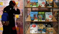 Un visitante ante uno el stand de Tintin, durante la inauguración de la 34 edición del Salón del Cómic que ha abierto hoy sus puertas y en el que se confía batir los 113.000 visitantes logrados el año pasado y conseguir nuevos "adeptos" a las viñetas.