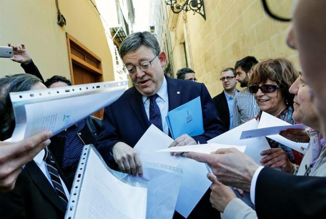 El president de la Generalitat, Ximo Puig, recibe cartas en defensa de la escuela concertada durante una protesta convocada por asociaciones de padres a las puertas del parlamento autonómico antes del pleno de Les Corts.