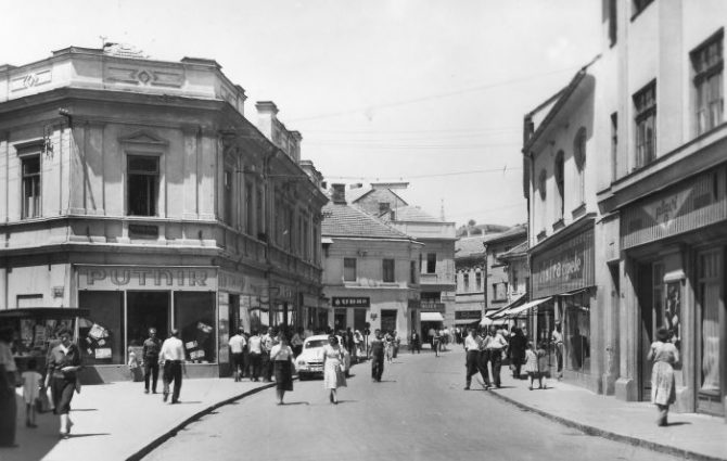 Imágenes de 1958 de una ciudad perdida de Yugoslavia. Hay más estilo y educación que anoche en el teatro de la capital. ¡Las mujeres todavía no llevaban pantalones! Niños-niños, y niñas-niñas.