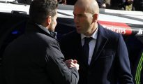 Los entrenadores del Real Madrid, Zinedine Zidane (d), y del Atlético de Madrid, Diego Simeone.
