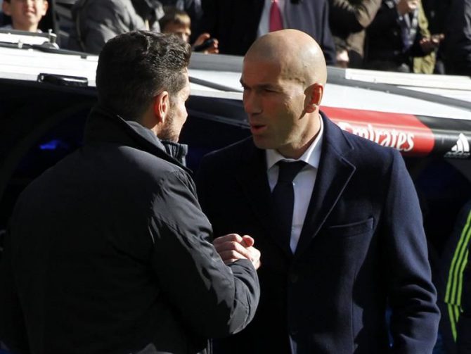 Los entrenadores del Real Madrid, Zinedine Zidane (d), y del Atlético de Madrid, Diego Simeone. 