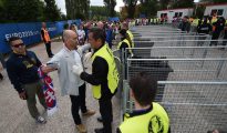 Guardas de seguridad cachean a aficionados antes del partido entre Rusia y Eslovaquia, ayer en el estadio Pierre Mauroy.