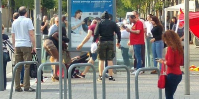 Imagen de la salvaje agresión, con las jóvenes en el suelo.