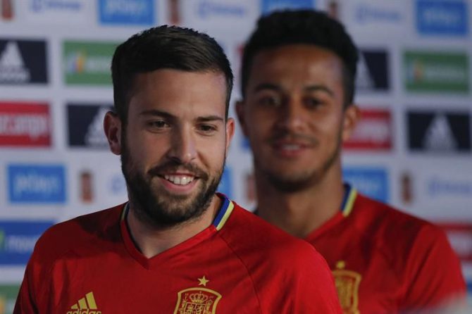 Los jugadores de la selección española, Jordi Alba (i) y Thiago Alcántara (d), a su llegada a la rueda de prensa ofrecida esta tarde en la Isla de Ré, lugar de concentración del equipo para su participación en la Eurocopa 2016 que se celebra en Francia.