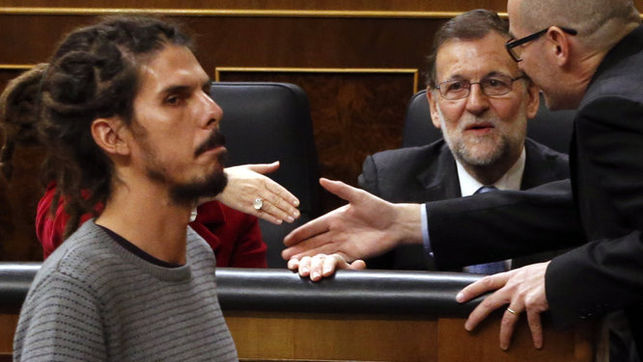 El diputado de Podemos Alberto Rodríguez pasa ante el presidente del Gobierno en funciones, Mariano Rajoy.