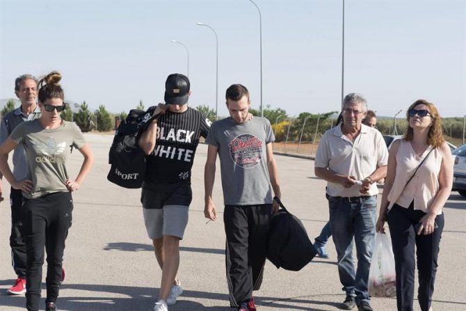 Alejandro Fernández (c), el joven de 24 años condenado por pagar 79 euros con una tarjeta falsa, junto a su pareja, sus padres, y uno de sus hermanos, momentos antes de entrar hoy voluntariamente en la cárcel de Albolote (Granada) después de que no hayan fructificado las vías para evitar el ingreso en prisión, así como la petición de indulto, que le ha sido denegada.