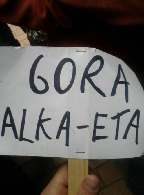 Pancarta que mostraron durante la actuación.