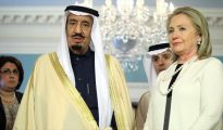 La precandidata demócrata, Hillary Clinton (dcha.), junto al rey saudí Salman bin Abdulaziz Al Saud.