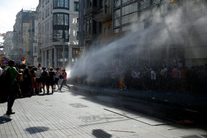 La policía antidisturbios turca utiliza cañones de agua para dispersar una marcha del Orgullo Gay en Estambul el 28 de junio de 2015.