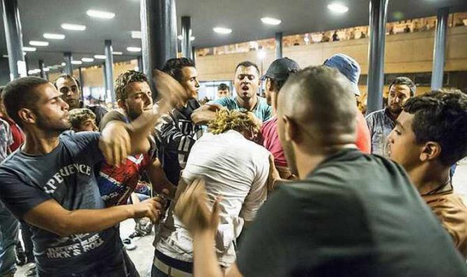 Un grupo de musulmanes agrede a una periodista holandesa.