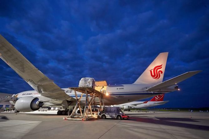 Un avión de carga Boeing 777 de la aerolínea china Air China Cargo en el aeropuerto Frankfurt/Hahn de Lautzenhausen (Alemania). 