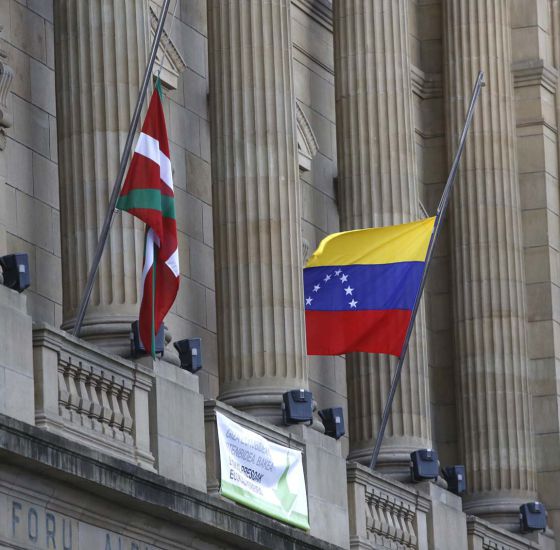 La bandera venezolana y la ikurriña en la diputación de Guipúzcoa.