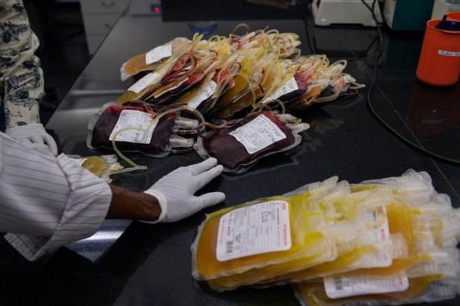 Bolsas de sangre en una clínica de transfusión en Nueva Delhi.