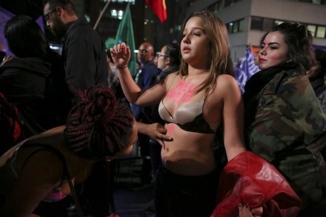 Brasileñas protestan en Sao Paulo (Brasil), contra el creciente número de violaciones sexuales registradas en Brasil y motivadas por el abuso cometido por un grupo de personas contra una adolescente en Río de Janeiro en mayo.