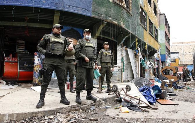 Fotografía del 30 de mayo, de un operativo para desalojar el "Bronx", en Bogotá (Colombia).