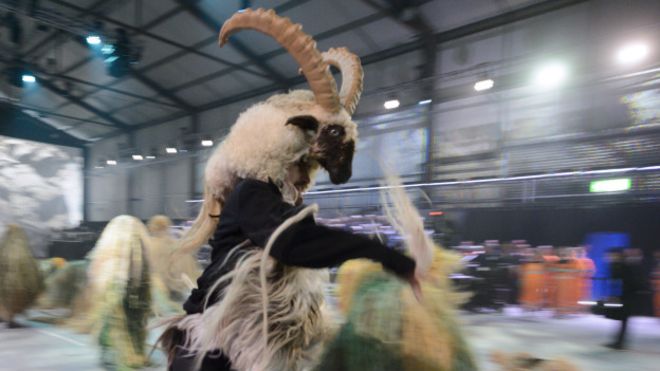 Obsérvese el traje de cabra, en la escena sexual y en la apariencia andrógina del "ángel".