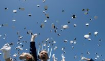 Cadetes de aviación lanzan sus sombreros en la ceremonia de graduación en la que dos aviones de una patrulla acrobática se estrellaron, el 2 de junio de 2016 en Colorado Springs